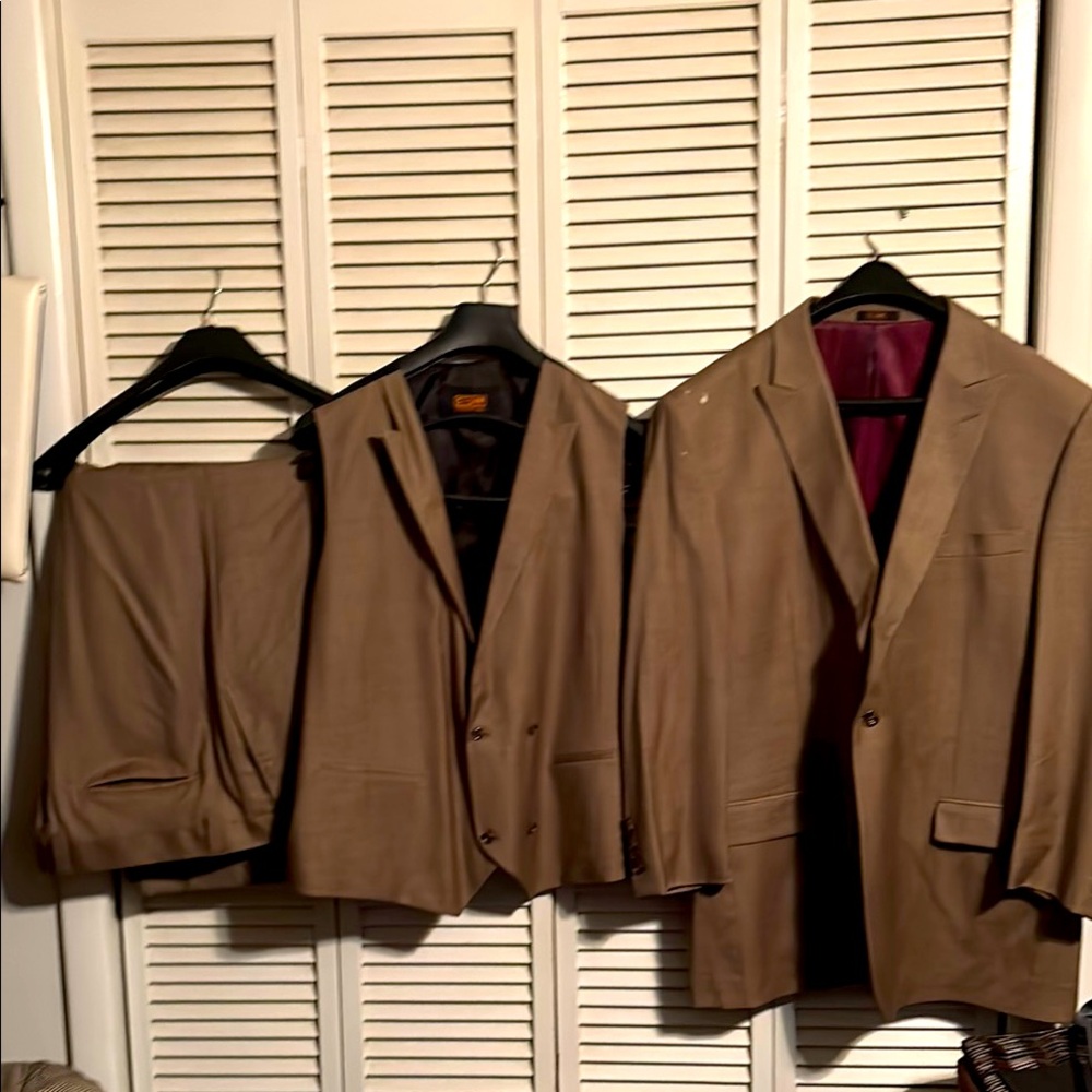 Men's Tan Suit Set 3pcs
50L, 44 w, 28 ins 
Steven Land Brand